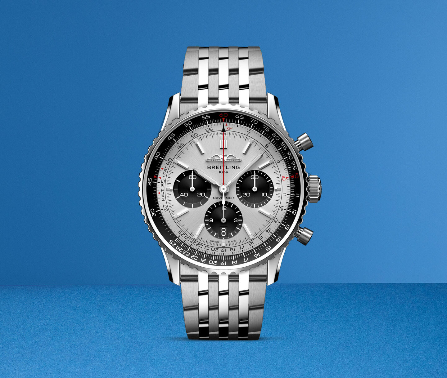 Une montre Breitling Navitimer sur un fond bleu.